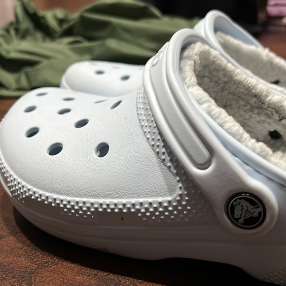 blue fuzzy crocs size 7 men and 9 in women’s - Picture 3 of 3